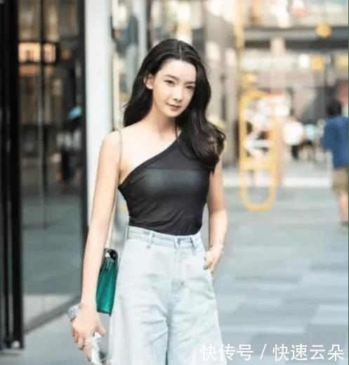  [漂亮]漂亮的小姐姐，白色一字肩上衣加上蓝色短裤，性感时尚动人！