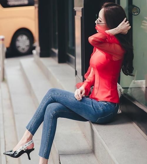  『太多』紧身牛仔裤小姐姐，蛮腰长腿美丽迷人，展现浪漫女人味！
