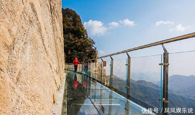 这些景区里的玻璃栈道让人胆颤心惊，生怕一不小心就塌陷断裂！