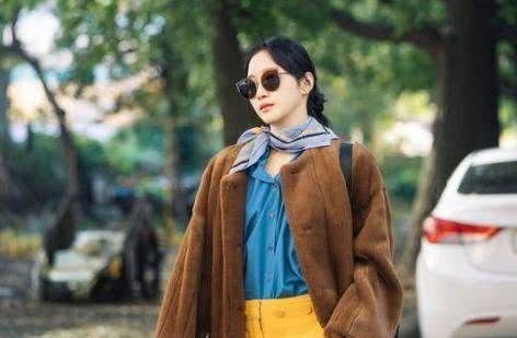  「完美」金高银完美示范职场穿搭！低饱和色西装，内搭素净T恤或衬衫