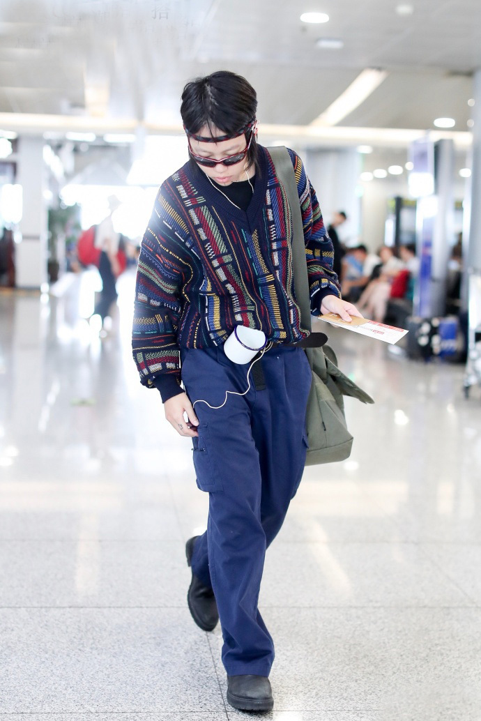 窦靖童又把茶缸子挂腰上，大夏天却穿毛衣，网友：王菲这都不管？