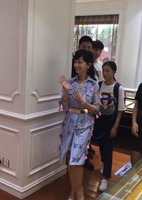 [脸上]赵雅芝65岁还出来捞金，看到脸上的皱纹，还真心酸