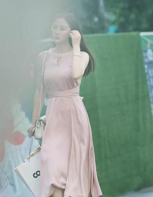  [气质]美女时尚街拍：雪肤花貌的小姐姐，一条黑色连衣裙外搭白色开衫，气质十足