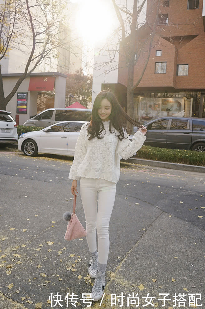 街拍:小姐姐身穿时尚服饰!轻松展现迷人身姿!