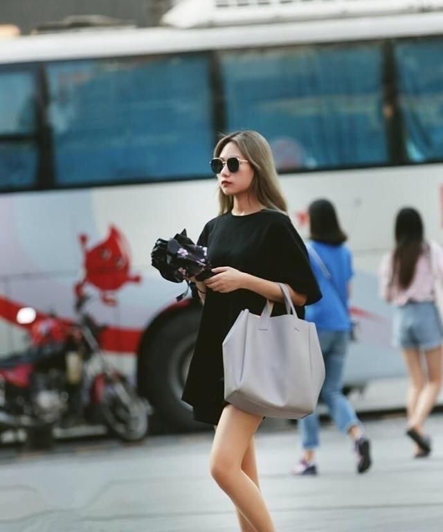 『格子』街拍:穿搭一身粉色格子的美女抢镜,给人一种干净的美