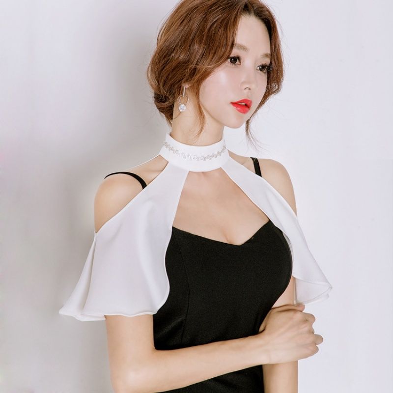 让你一见钟情的挂脖连衣裙，拉长双腿，勾勒曲线，展现慵懒魅力