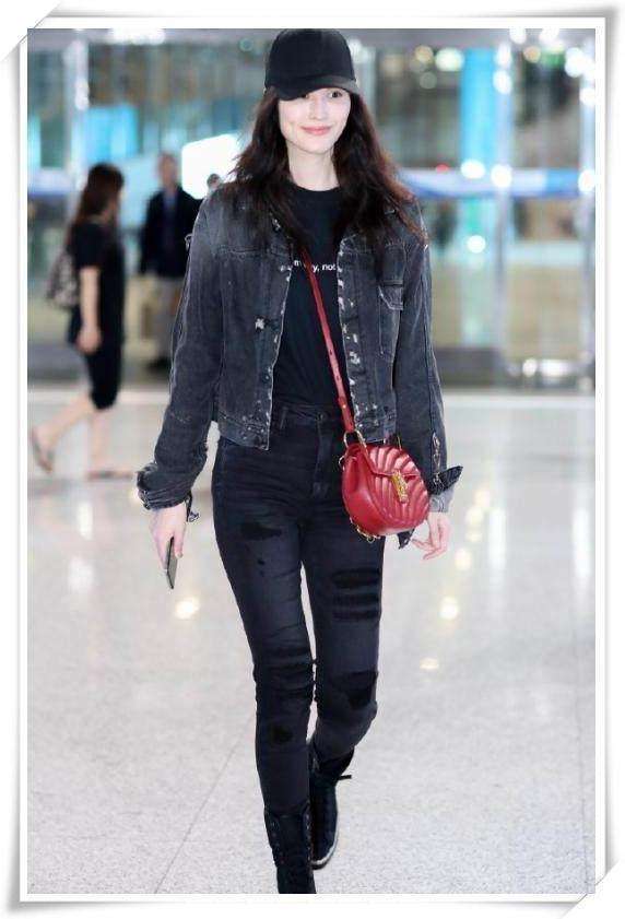 杨幂栽了! 光腿穿短裤竟不敌何穗破洞裤里穿打底裤, 网友: 尴尬了