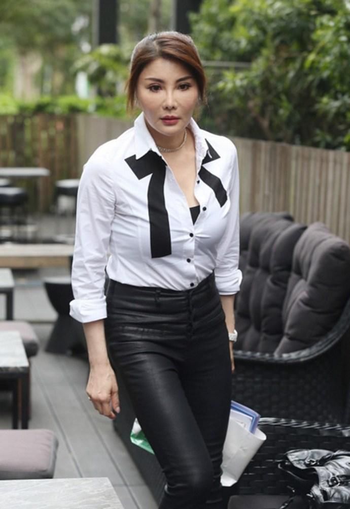 49岁杨丽菁被前男友恐吓公开哭诉，脸部僵硬，身材却不输少女