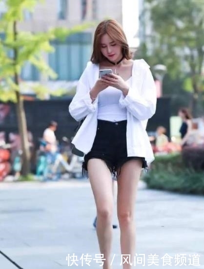 『 青春活力』秀出青春活力范，非常有女人味，街拍：简洁大方的小姐姐