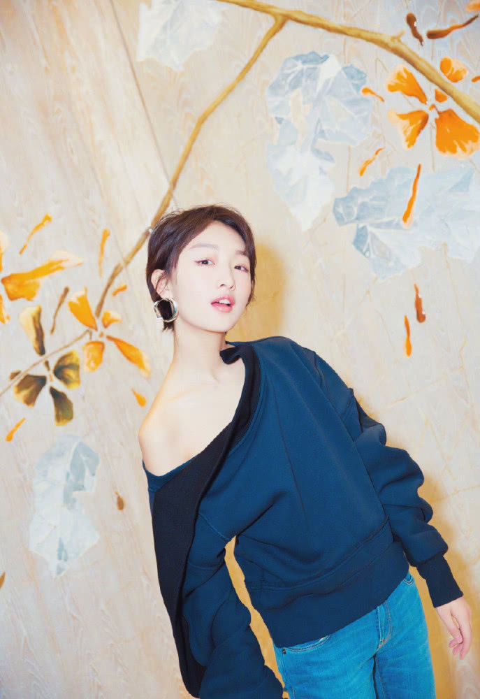 周冬雨身穿一袭红色连衣裙，尽显女神气质，网友：发型才是亮点