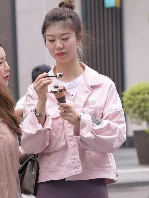  「美女」街拍：螓首蛾眉的美女，一条粉色的连衣裙，青春活力气质