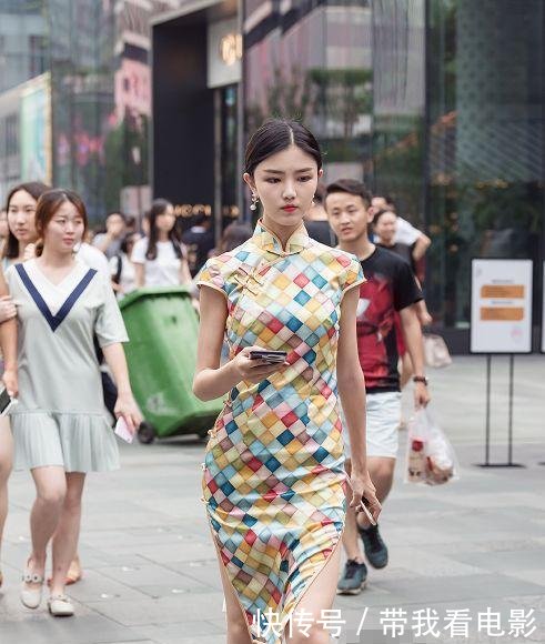 路人街拍，黑色的抹胸搭配黑色的紧身长裙，视觉上非常清新抢眼