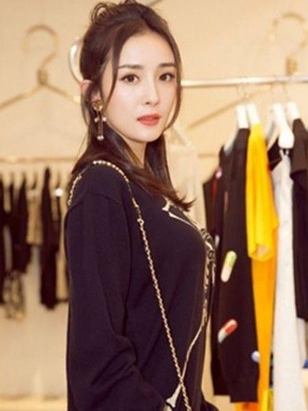 杨幂的发际线，太影响她自己了，镜头前都不美了！