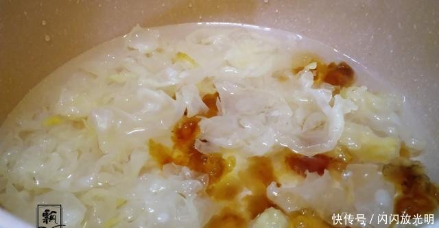  「女人」天干风大，这汤女人多喝，加雪梨炖，肌肤水嫩皱纹减，胜过敷面膜！