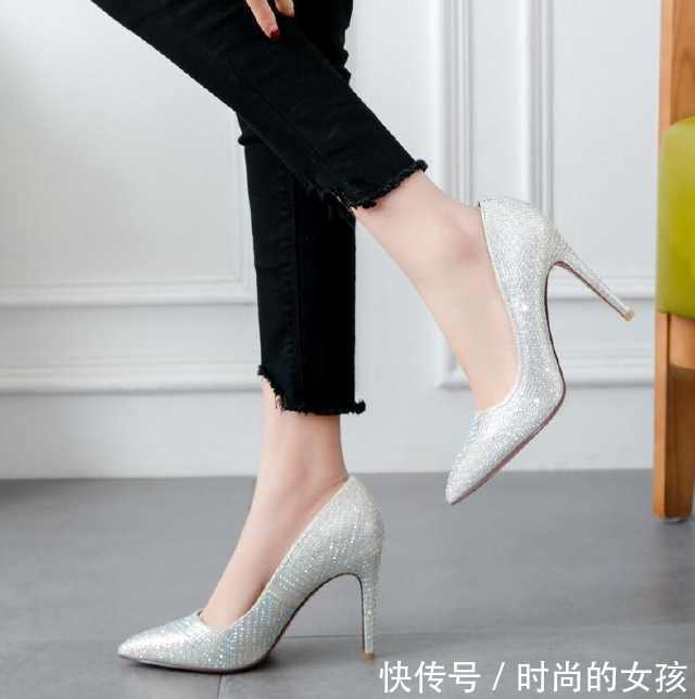 尖头鞋头修饰出修长脚型，更是在视觉上拉长了腿部线条！