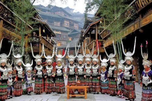 住宿住不起吃饭吃不起,停车给你玩套路,千户苗寨成下个“雪乡”