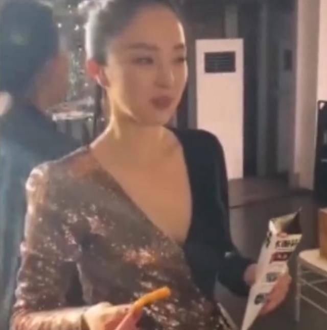 『包袱』董璇穿性感迷人晚礼服吃辣皮,一根接一根,不在意偶像包袱