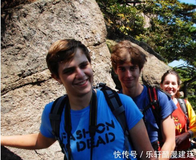 美国小伙到中国旅游,向网友求助,外国人给的建议让人蒙圈