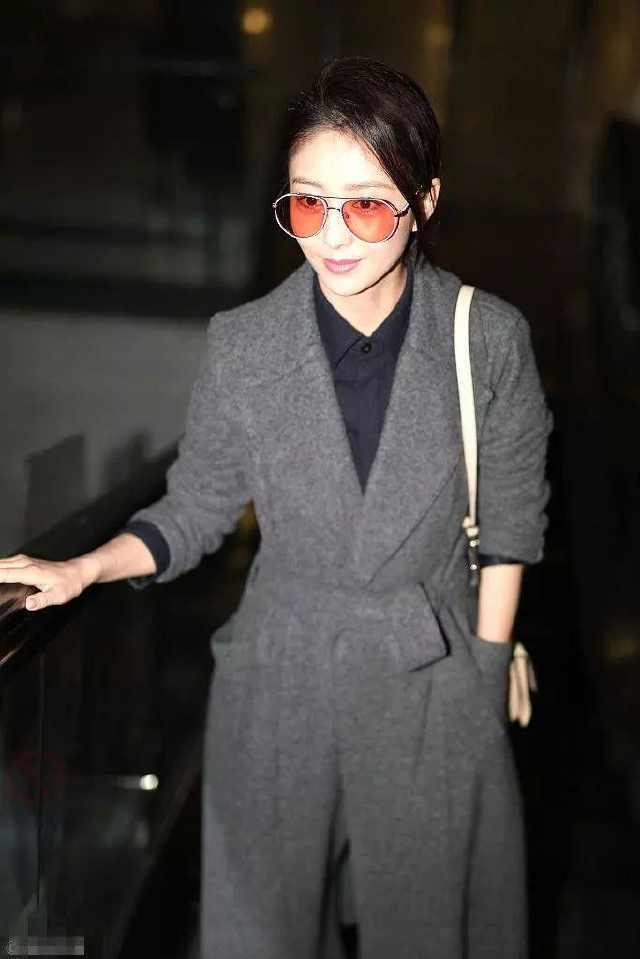 佟丽娅真会玩！穿一条“假”裙抢眼球，网友：这骗谁呢？