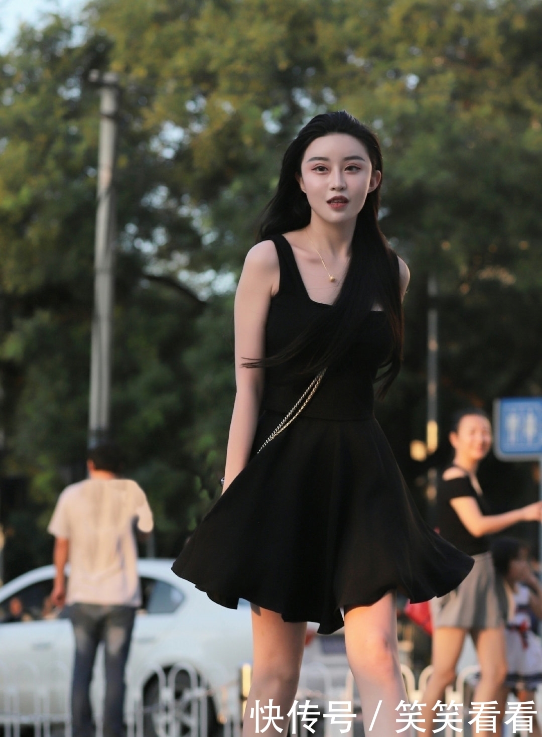 低调|小黑裙少女,美得很低调