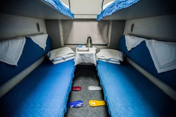  过道@火车上睡卧铺，头该朝窗还是过道？多数人做错