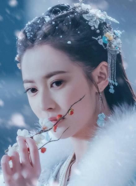 深刻：陈钰琪新剧来袭，挑战民国造型，短发像假小子