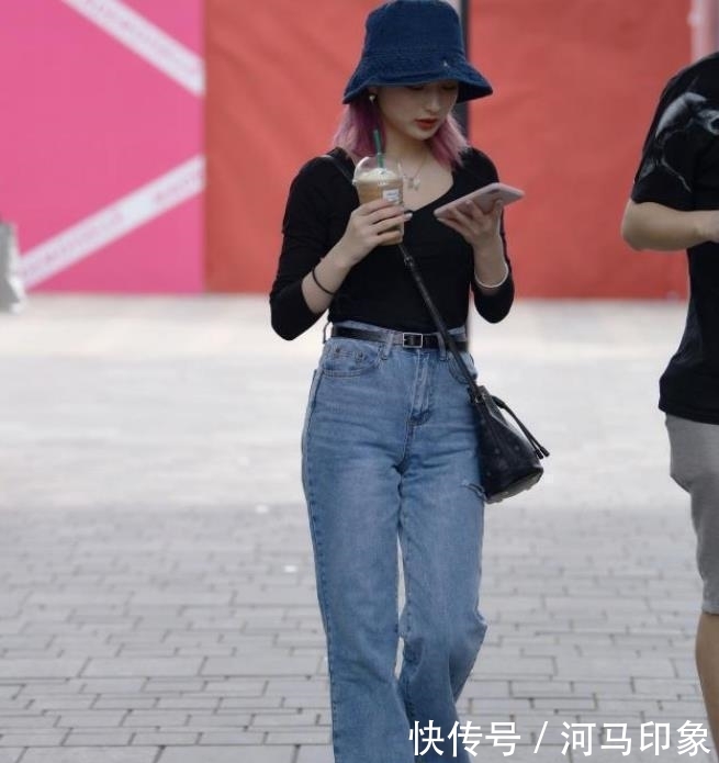  不失：街拍：小姐姐时髦的白色上衣搭配打底裤,款式好看也不失大方！