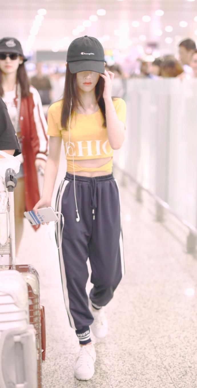 鞠婧祎终于懂得利用小蛮腰，大胆穿上“露胃装”，腰有手机宽吗?