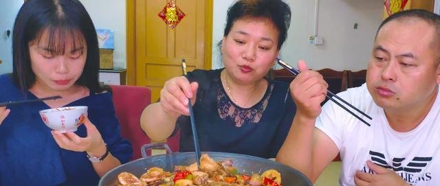 『大锅』难怪饭店的干锅虾那么好吃,原来诀窍这么简单,一次一大锅不够吃