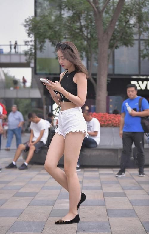 「 从头」看10遍也不觉得腻，街拍：小姐姐从头美到脚