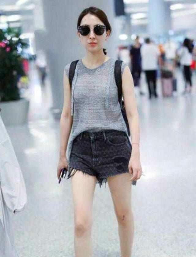 马苏真大胆,短裤穿成一个“三角形”,网友:“黑森林”都要露了