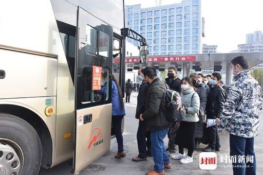  「专列」四川邻水81名农民工乘返岗专列前往广东