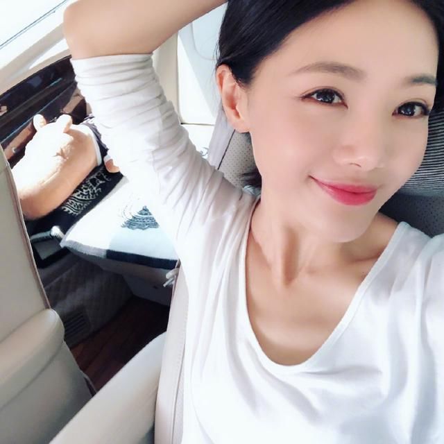 爱情公寓四美同框，美嘉3万块的手袋竟被小姨妈的平价连衣裙抢镜