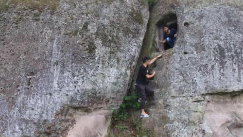 重庆一绝壁发现神秘洞穴群，曾架设过机关暗器，连专家也解释不了