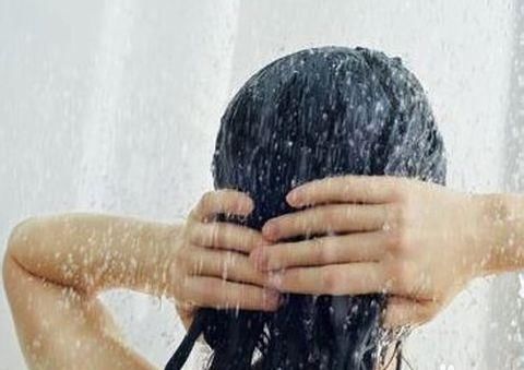 「发质一般」脱发人群如何洗发?早晨洗还是晚上洗?多长时间洗1次最靠谱?