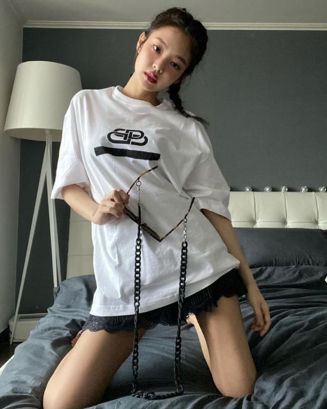  『暴风』Jennie暴风更新INS，在家玩真人奇迹暖暖，从性感到酷帅百变少女