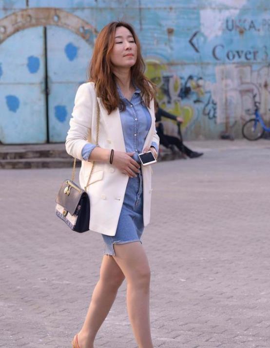 『美女』街拍:丹唇外朗的美女,一条黑色的针织连衣裙,时尚优雅大方气质
