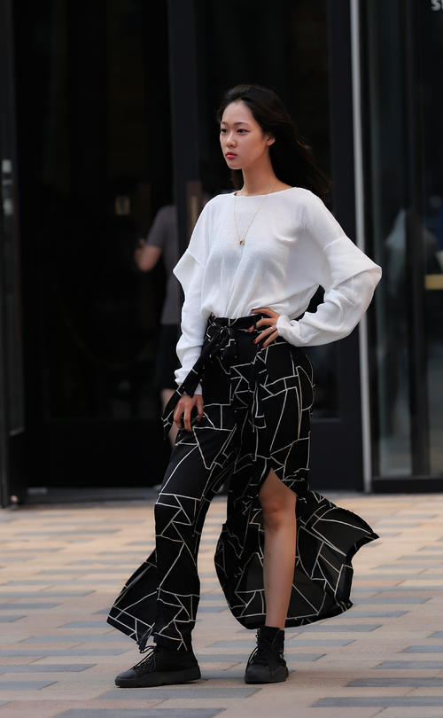 街拍姑娘：身材高桃，气质有型，具有都市女孩的时尚魅力！