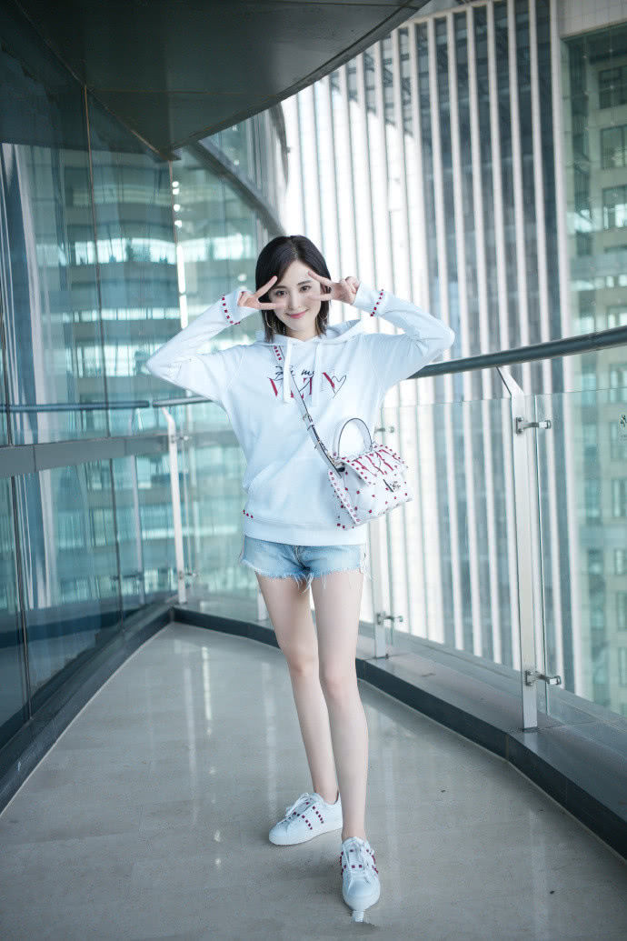 古力娜扎又瘦了!这么小的短裤都穿不满，网友:看着都羡慕!