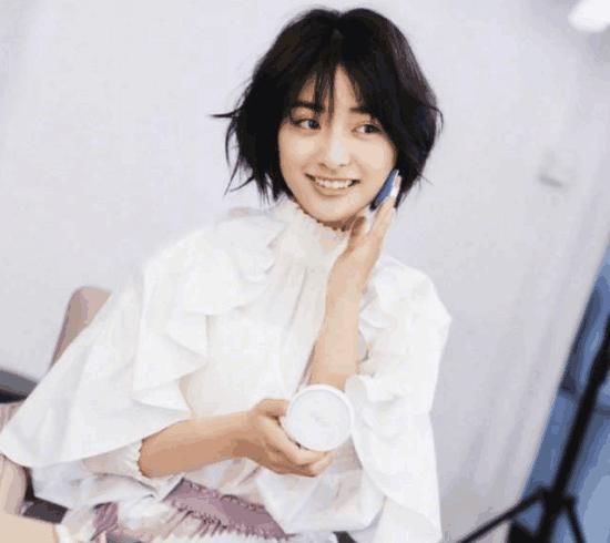 沈月现身机场，网友直呼:小短腿有了大长腿的既视感