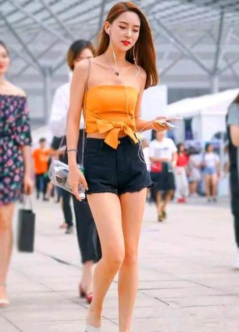  『气质』街拍：身材高挑的美女，一件吊带背心配黑色短裤，时尚魅力十足