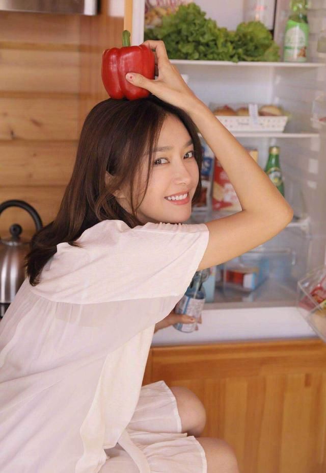 秦岚出演的片看不看不管，可人家的睡衣风得学，真够慵懒的！