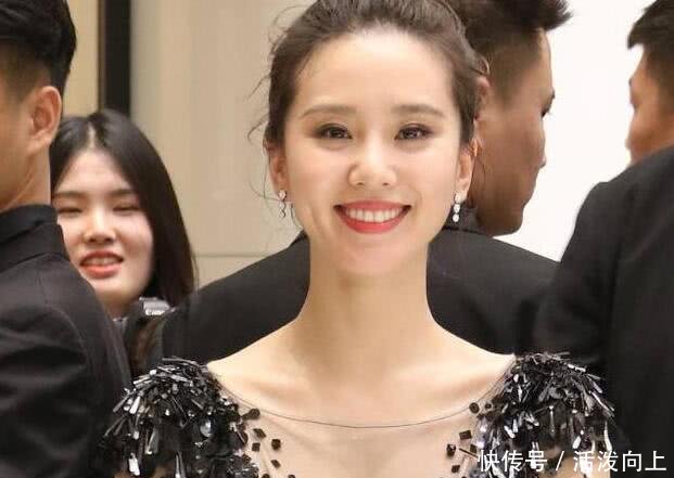 刘诗诗穿深V长裙现身, 却加一件背心防走光, 吴奇隆管得太严