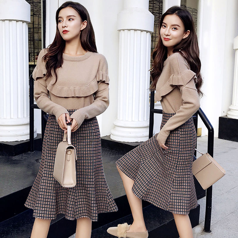 别再乱穿了!今秋流行:毛衣+套裙，分分钟变女神，太美了