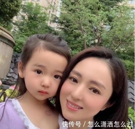 『楚楚动人』太漂亮了!董璇高云翔3岁女儿走秀,模样楚楚动人,撞脸戚薇女儿