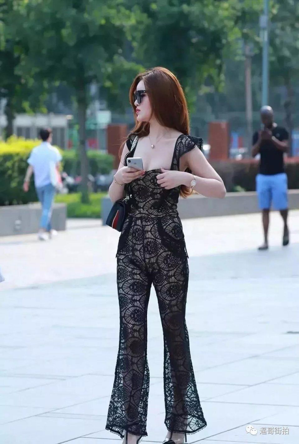 街拍 美女的好气质，离不一条牛仔热裤，穿的越时尚越有气质!