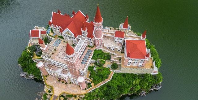 贵州山水中突然飞来了座天鹅堡，你说感觉奇不奇怪