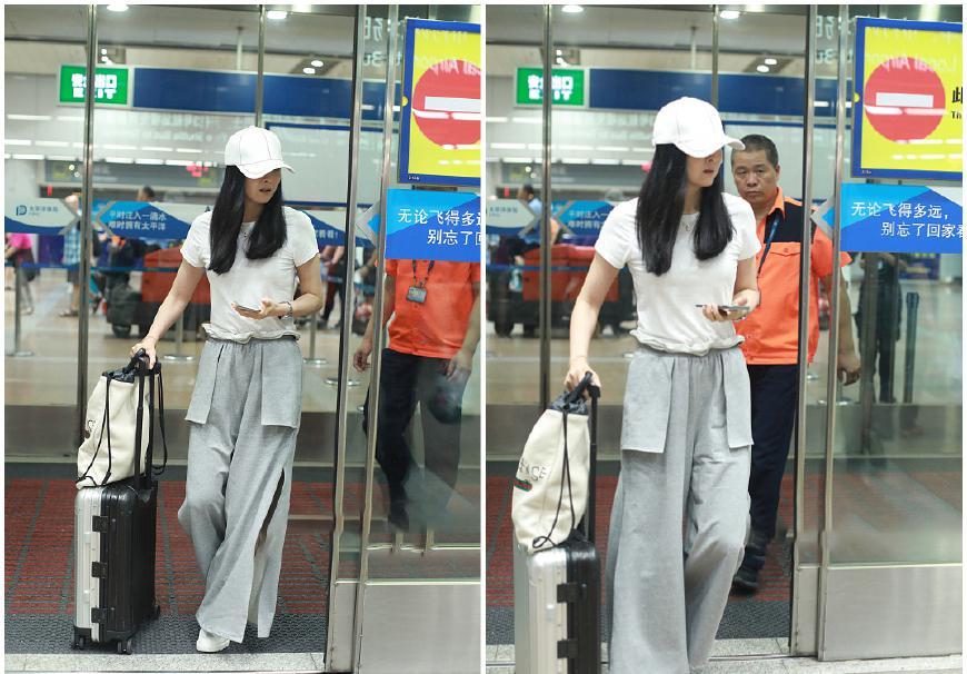 44岁王艳穿开叉阔腿裤亮相，高雅贵气新风尚，网友：像20岁少女