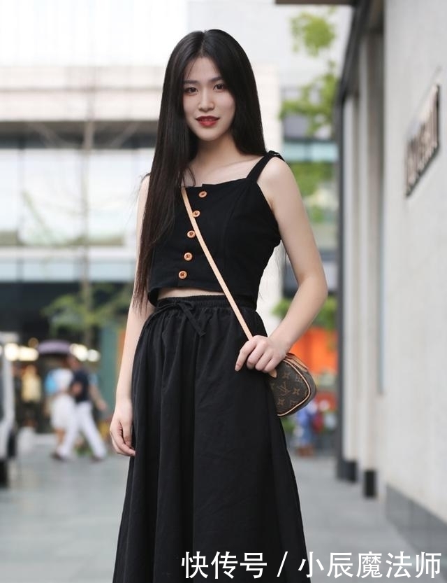  短袖■路人街拍，美女身上穿了一件浅色的短袖，非常洋气