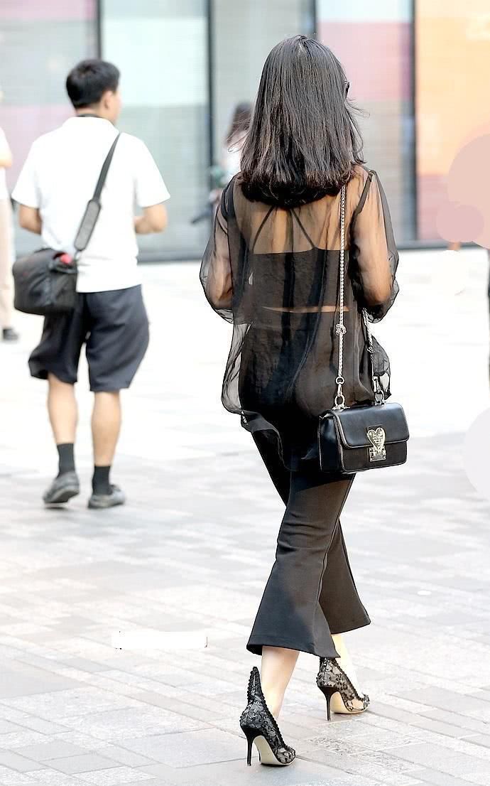 街拍美女:穿搭连衣裙女神身姿迷人